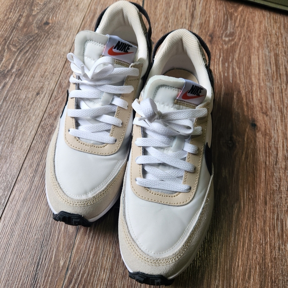 Nike Cream and Black Athletic Shoes Size 9 EUC - Picture 4 of 4